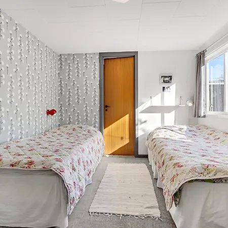 2 Bedroom Amazing In Vaeggerlose Casa de Férias *