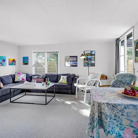 2 Bedroom Amazing In Vaeggerlose Casa de Férias